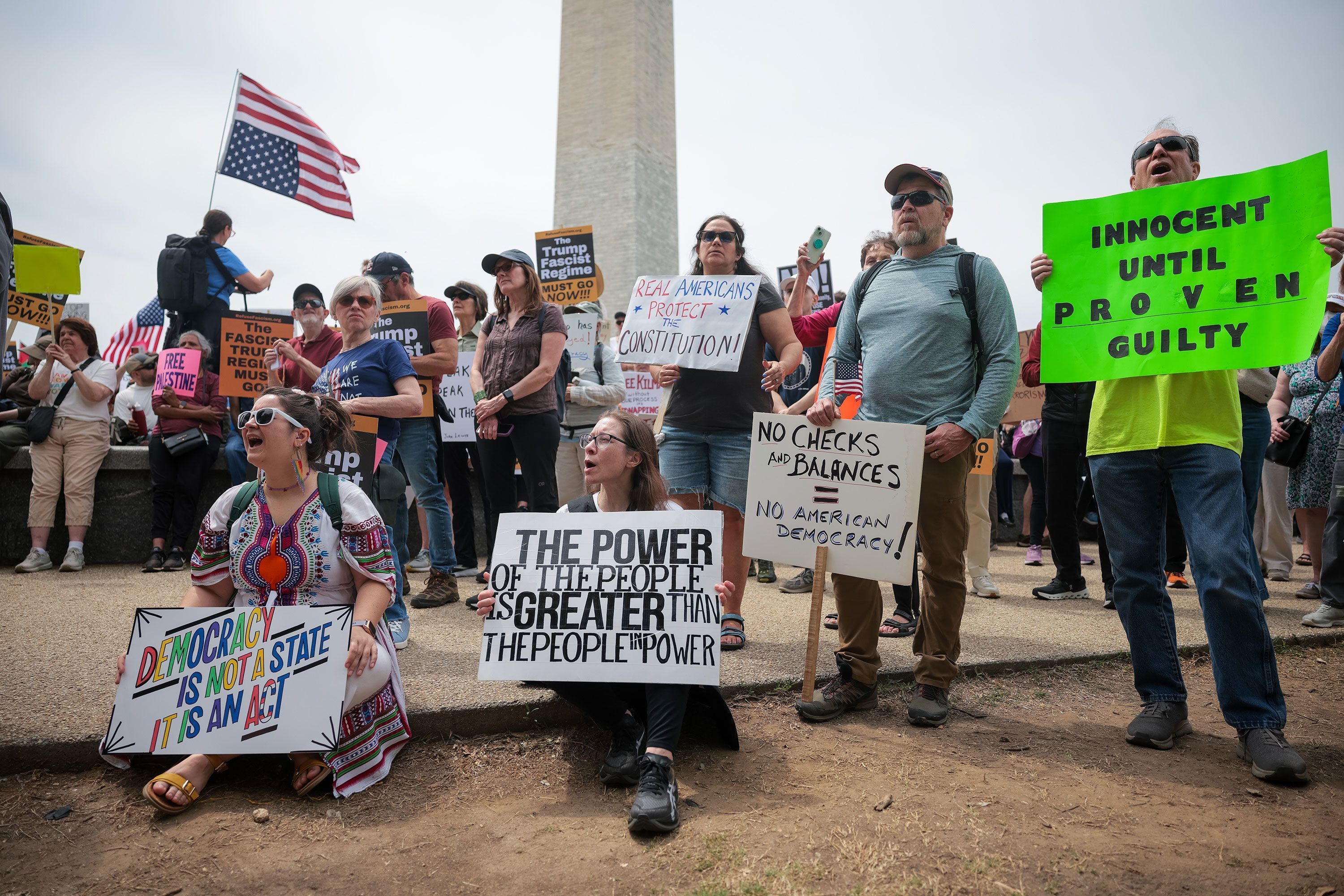 Manifestantes protestam contra políticas de Trump no 1º de Maio nos EUA