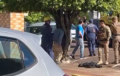 Incrível: homem embriagado prende a cabeça em tronco da árvore em SC