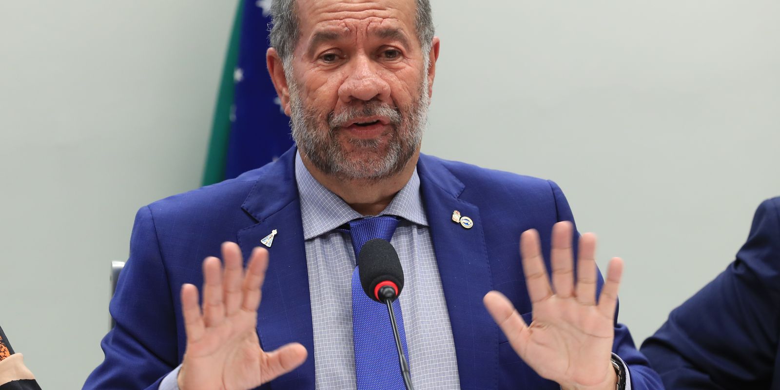 Após escândalo no INSS, Carlos Lupi pede demissão do cargo