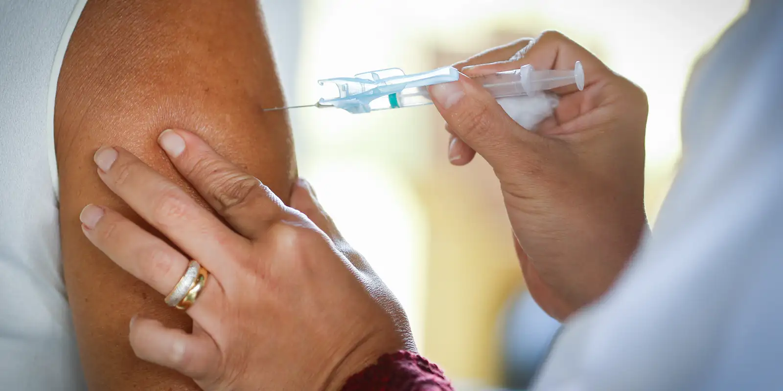 Brasil recebe mais de 1 milhão de doses da vacina contra a covid-19