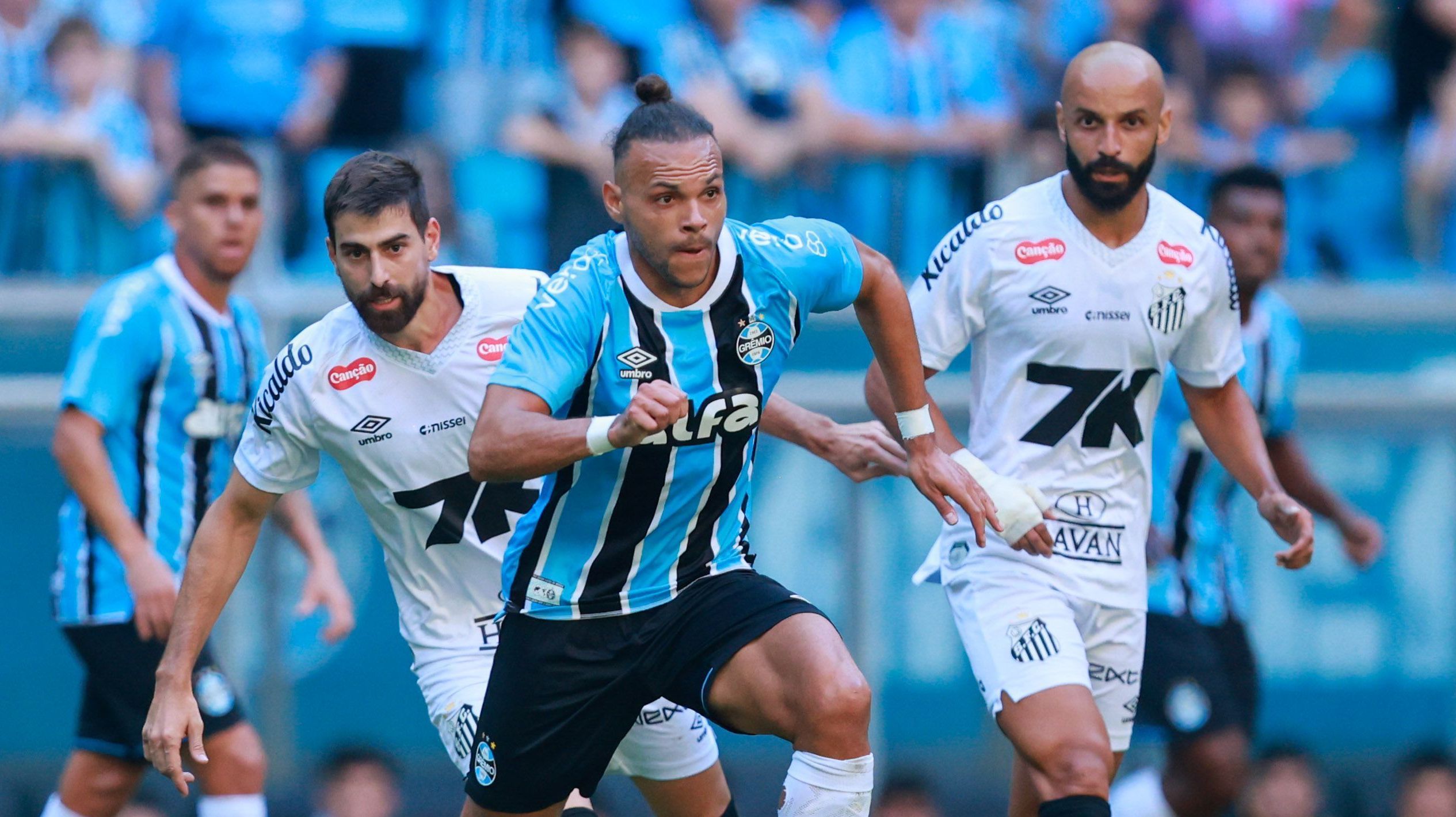 Grêmio vence, deixa o Z4 e empurra o Santos para penúltimo no Brasileirão