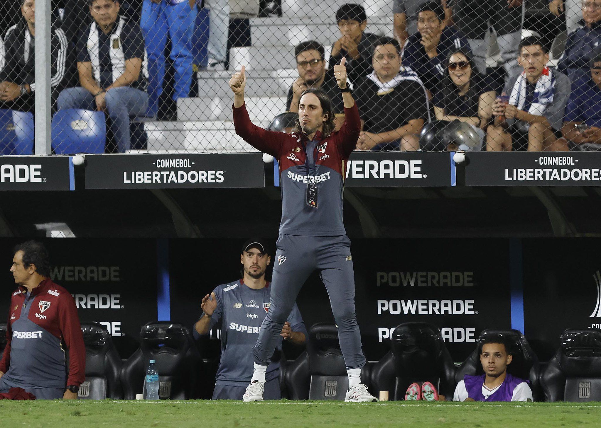 Zubeldía explica decisão de deixar jogadores importantes na reserva