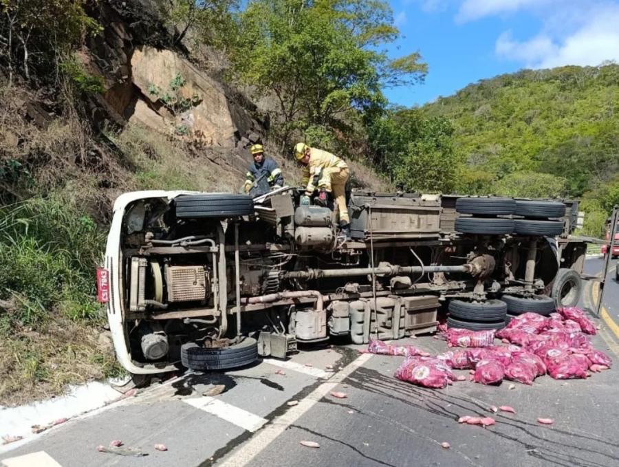 Um caminhão carregado de batata-doce tombou na BR-365, em Montes Claros. 