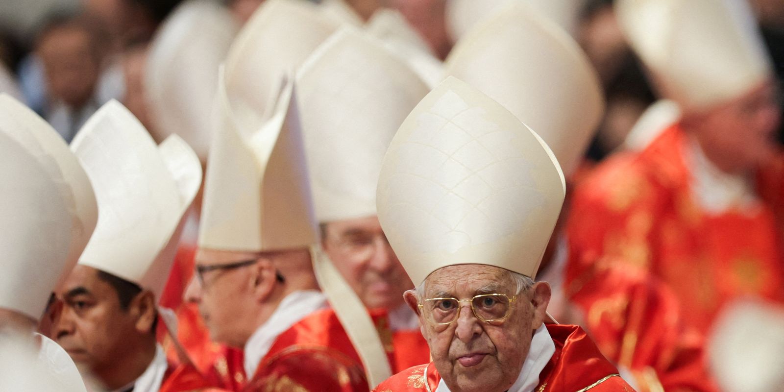 Cardeais seguem para segundo dia do conclave nesta quinta-feira (8)
