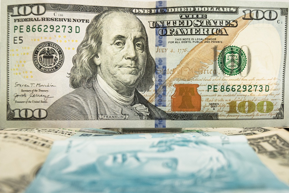Dólar fecha a R$ 5,66 com Copom e acordo comercial entre EUA e Reino Unido