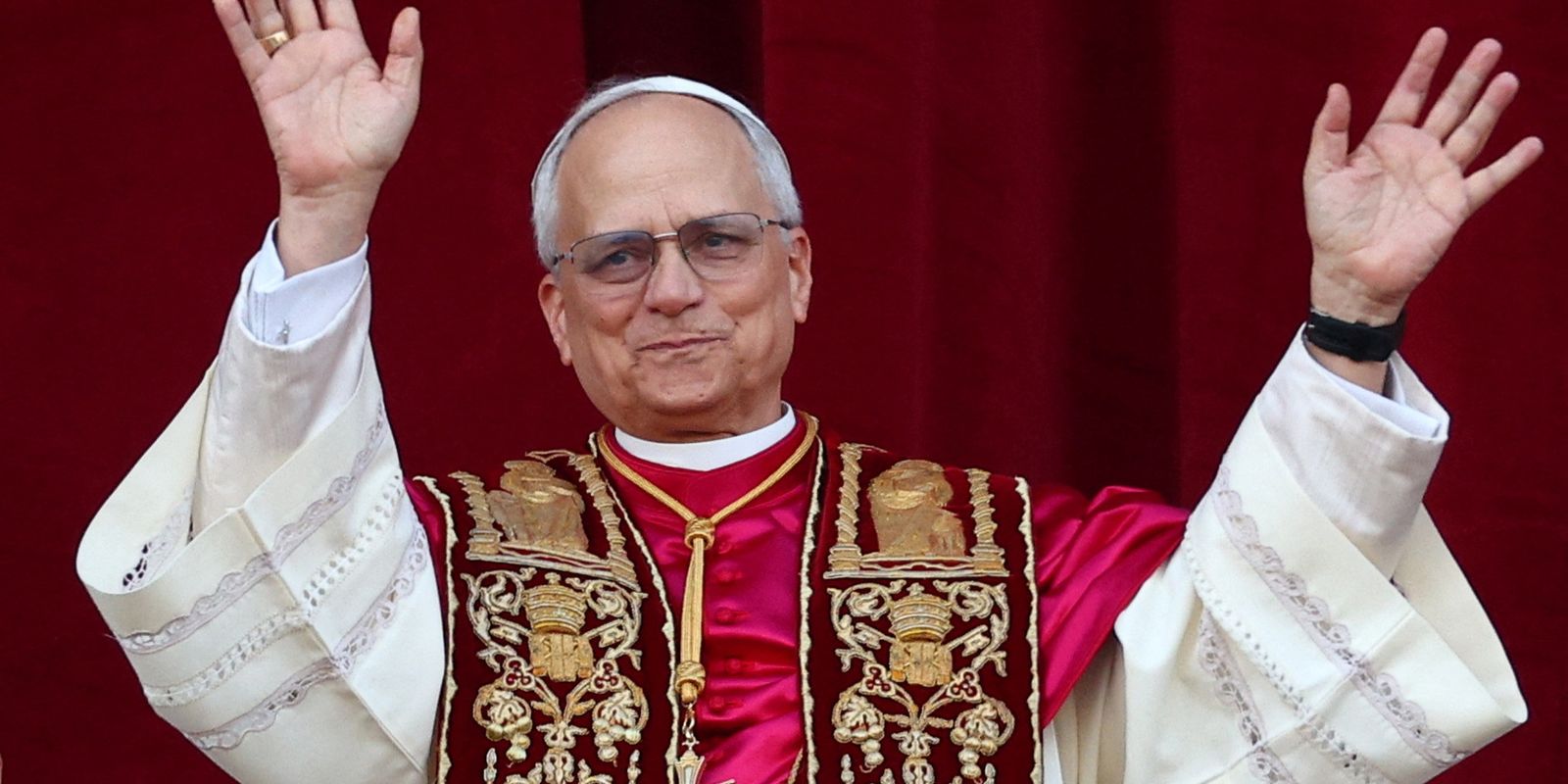 Leão XIV começa pontificado com chamado de paz