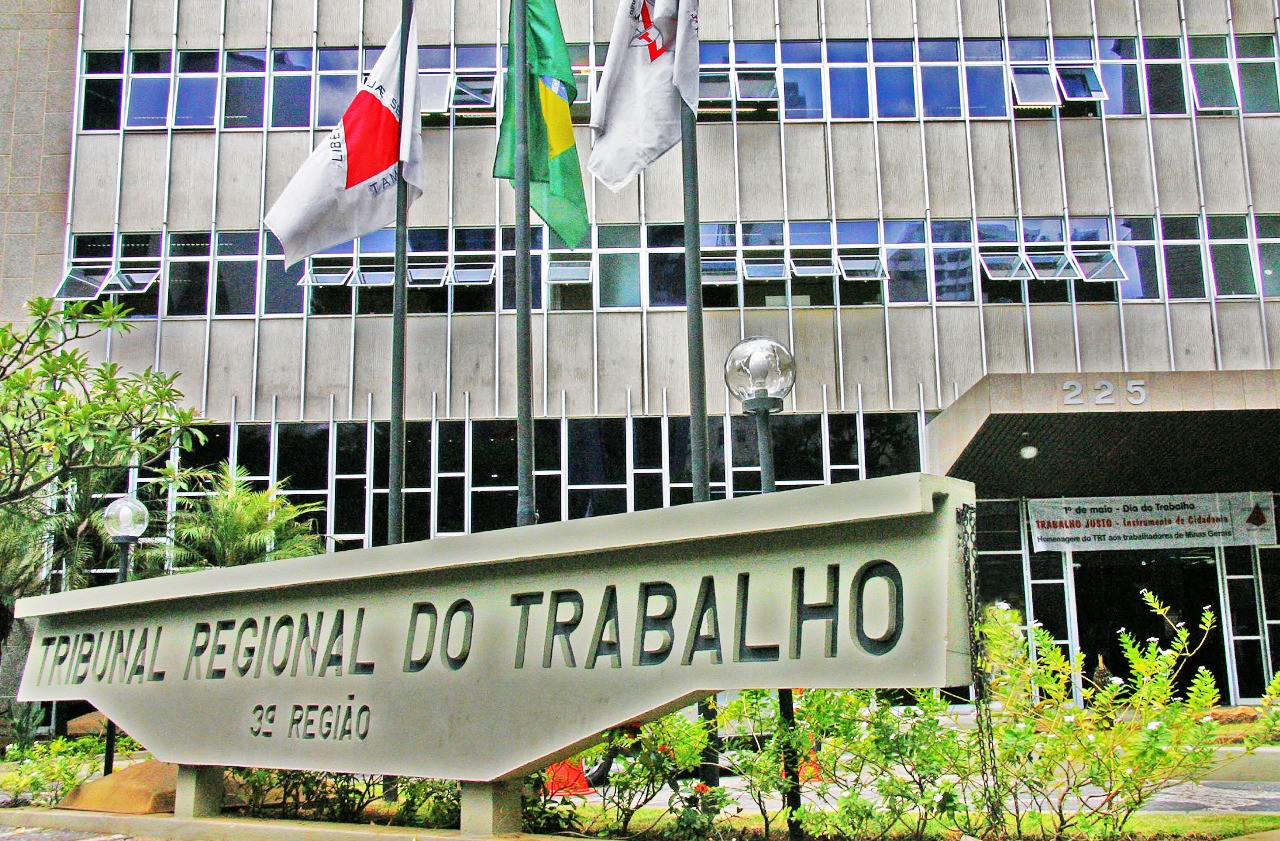 Justiça determina que funcionária de supermercado seja indenizada por ofensas racistas de colega: 'Escravo não tem que falar nada'