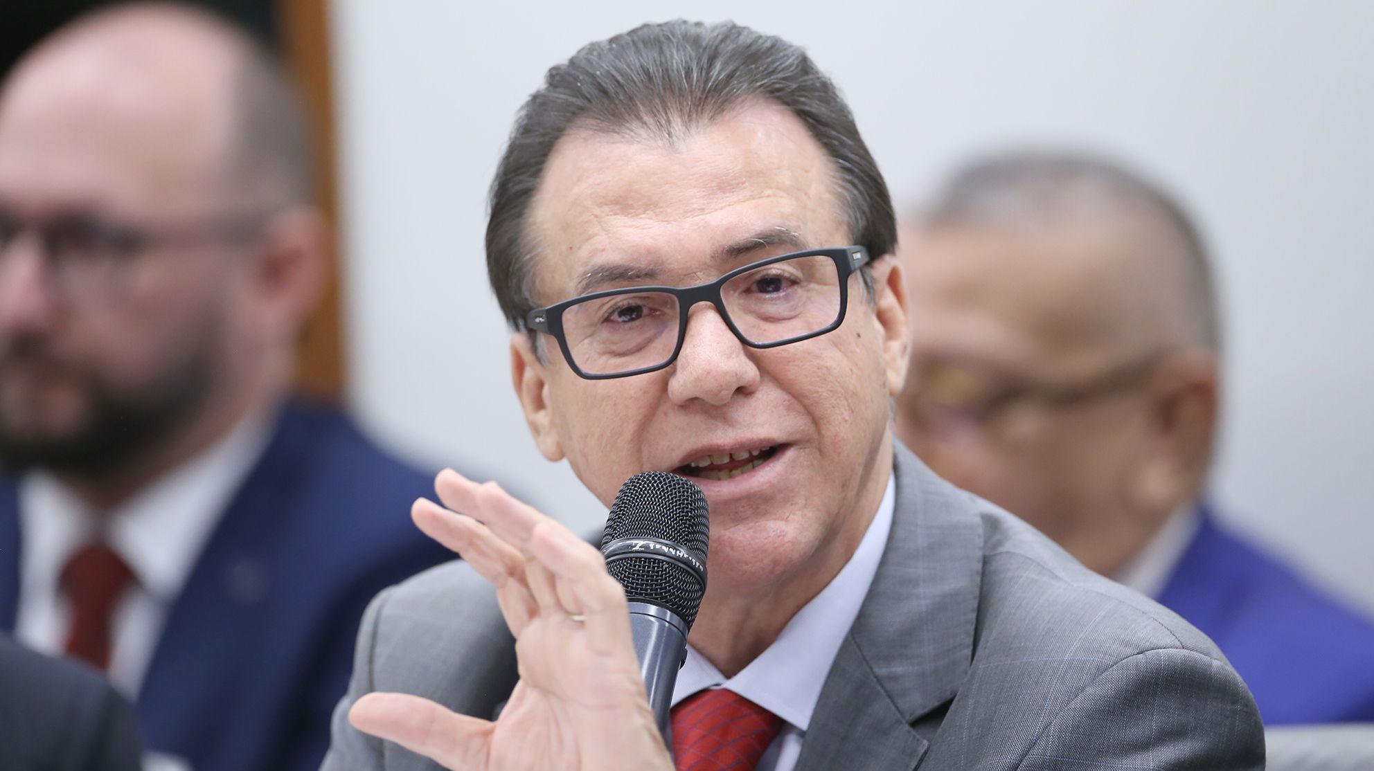 Sem fim imediato da 6×1, Congresso poderia reduzir jornada, sugere ministro