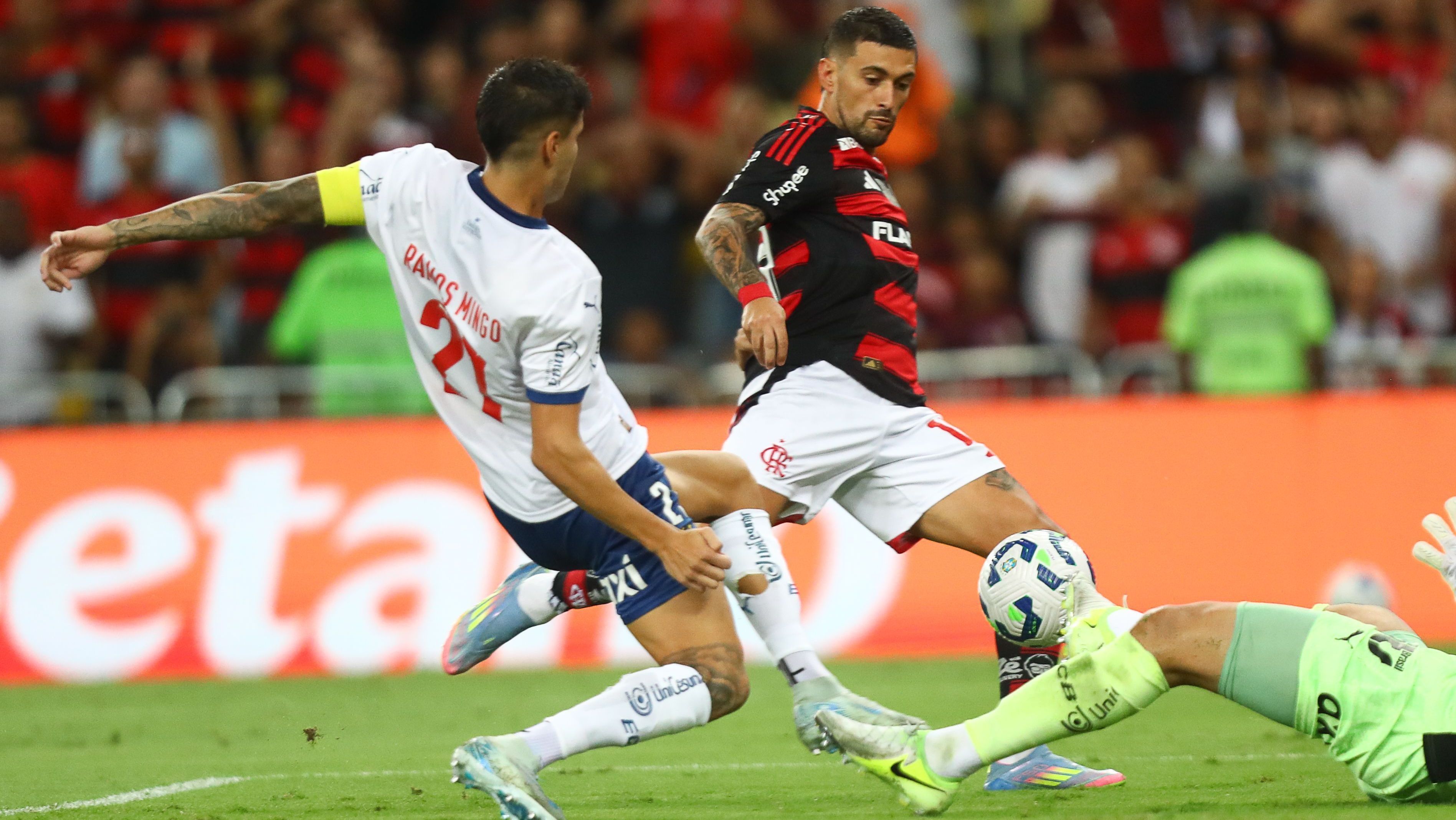 Flamengo vence Bahia, mantém 100% contra Ceni e vira líder do Brasileirão