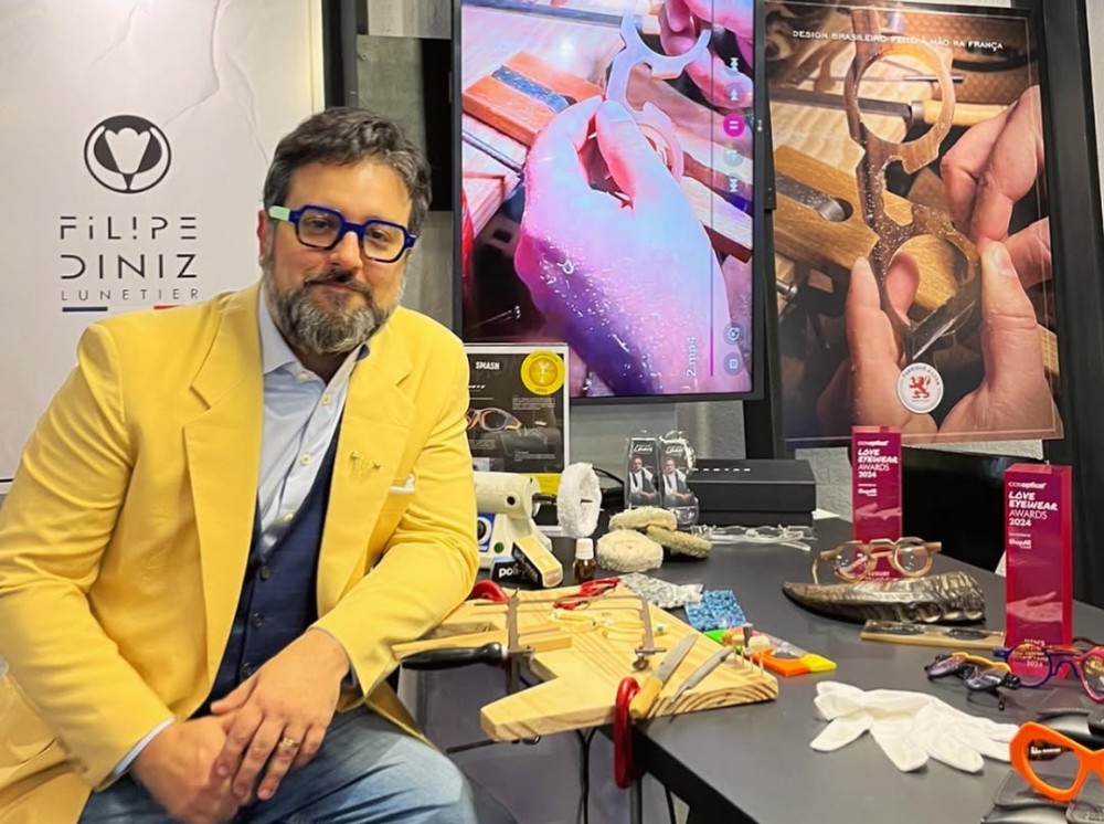 Óculos como peças de luxo: designer de Carlinhos Brown e Ratinho faz história no exterior