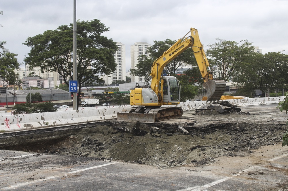 Cratera reaparece na Marginal Tietê um mês após reparo e interdita pista