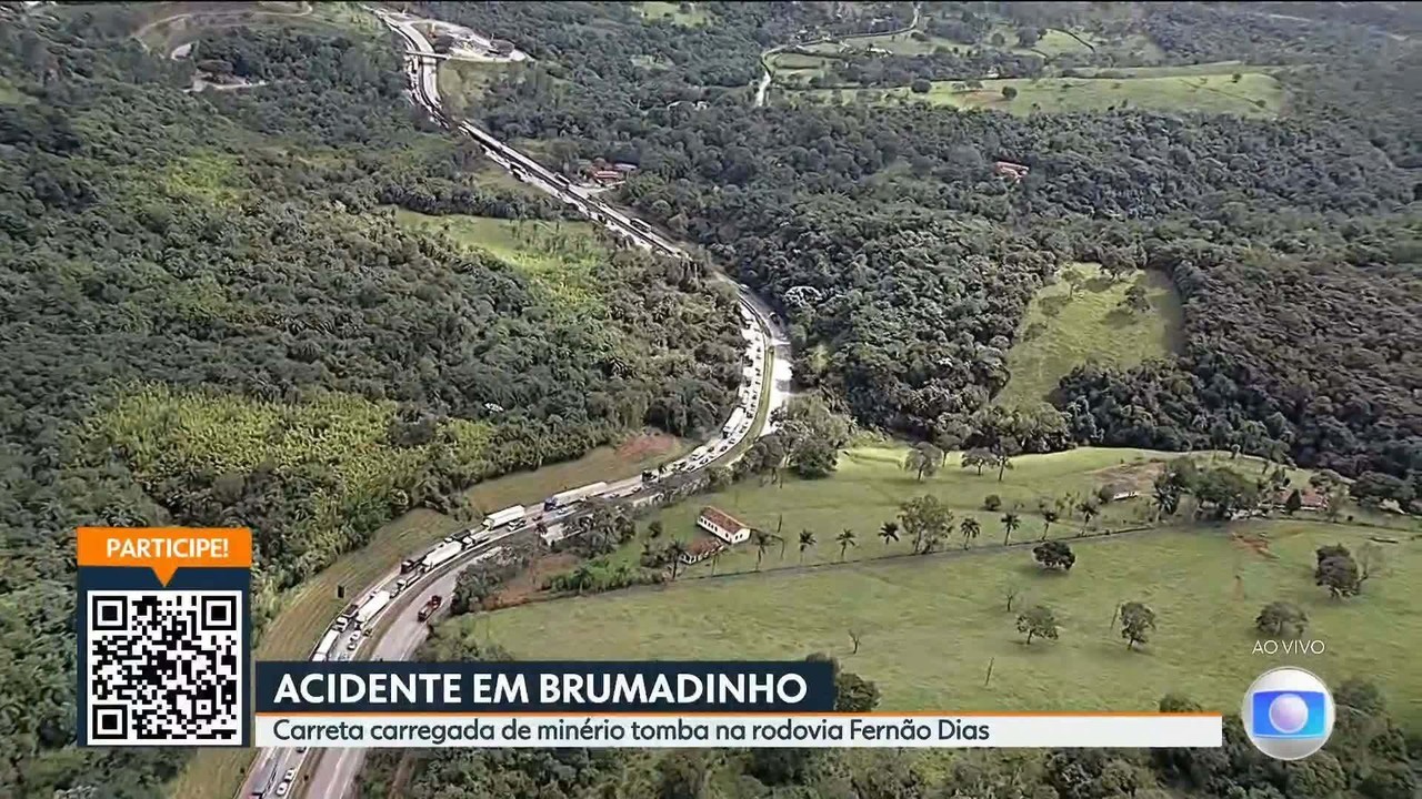 Carreta tomba e interdita Rodovia Fernão Dias, na Grande BH