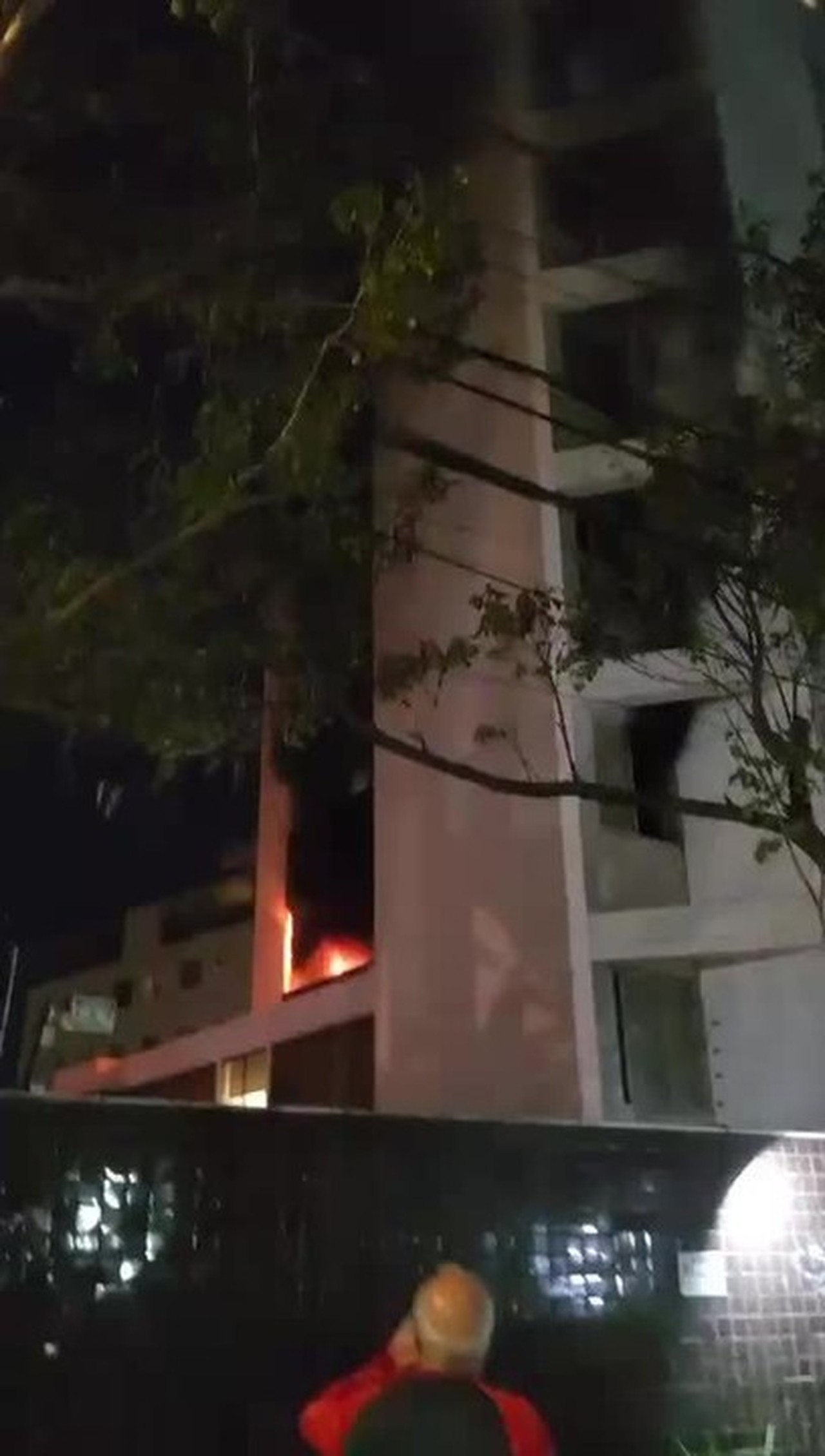 Prédio é desocupado às pressas após apartamento pegar fogo; VÍDEO