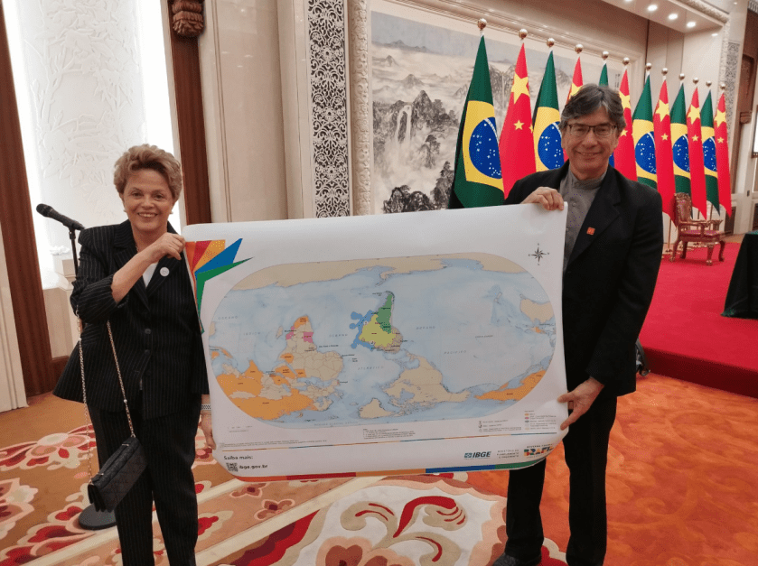 Presidente do IBGE apresenta mapa-múndi invertido à China ao lado de Dilma Rousseff
