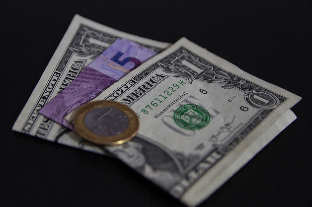 Real é a 4ª moeda que mais se valorizou frente ao dólar em 2025