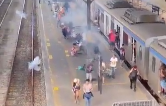 Torcedores do Flamengo lançam explosivos em estação antes de clássico