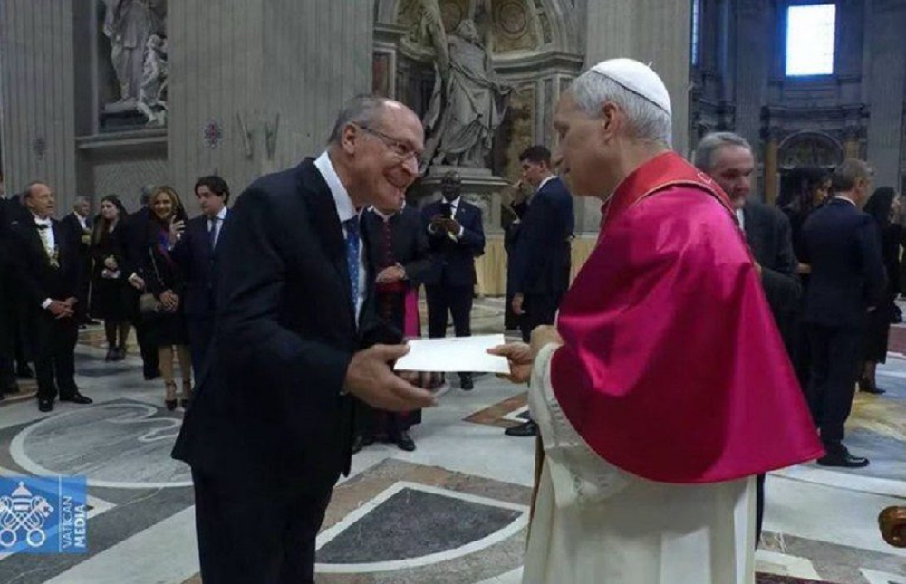 Alckmin se encontra com papa Leão XIV e entrega carta de Lula com convite para COP-30