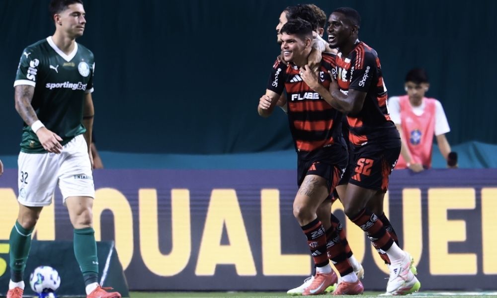 Flamengo derrota Palmeiras por 2 a 0 e cola no topo do Brasileiro