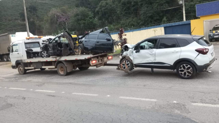 Dois jovens de Manhuaçu morrem em grave acidente na BR-262