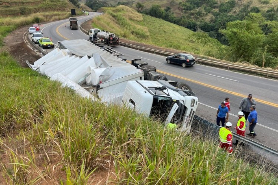 Carreta carregada de bobinas tomba na BR-116, em curva da Serra de Belvedere