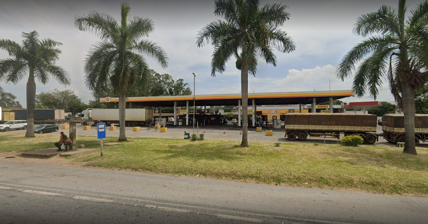 Detentos do semiaberto saem de ônibus de presídio durante parada em posto de gasolina e furtam mercadorias de caminhoneiros