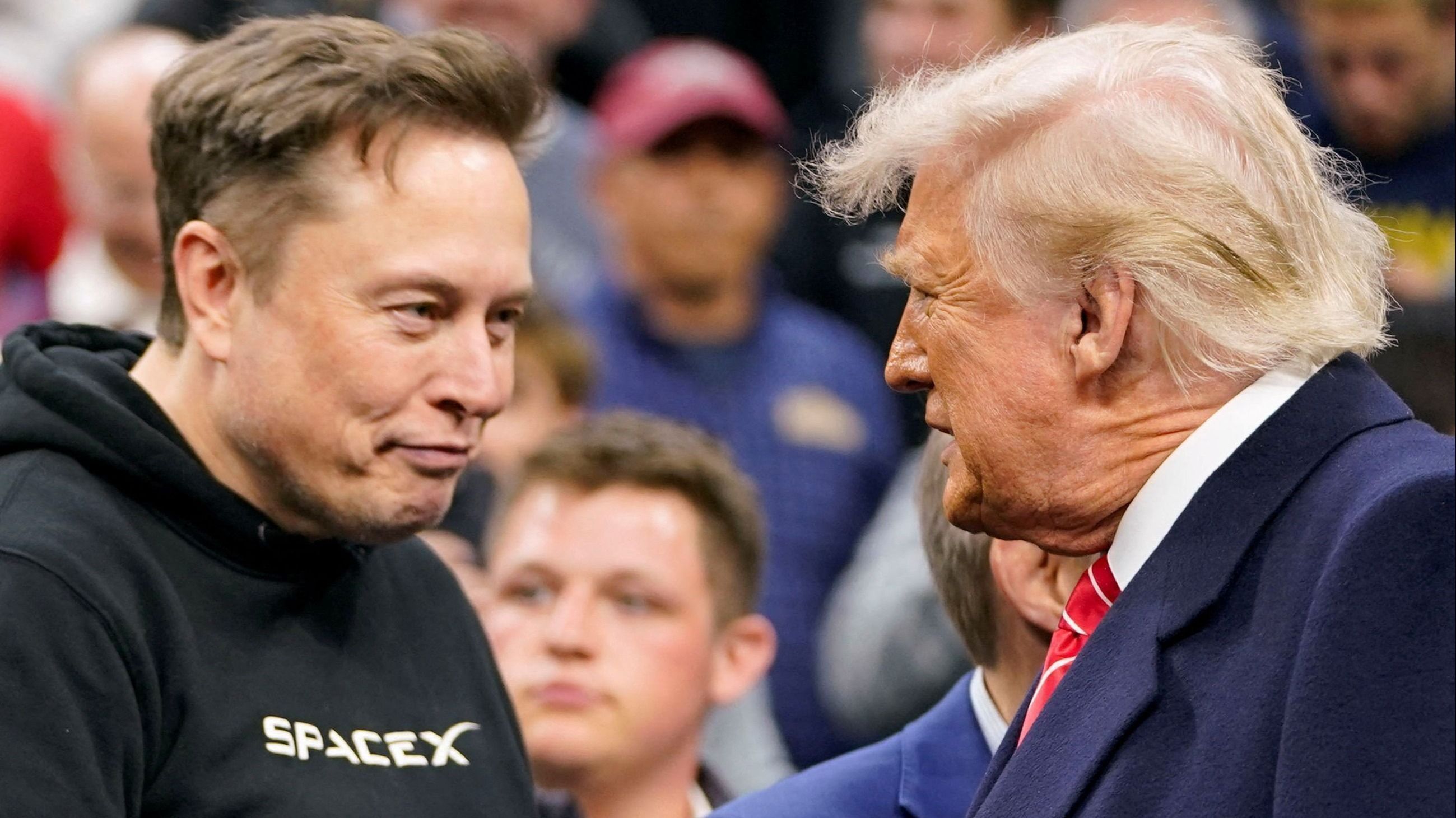 Steve Bannon defende que Elon Musk seja deportado dos EUA