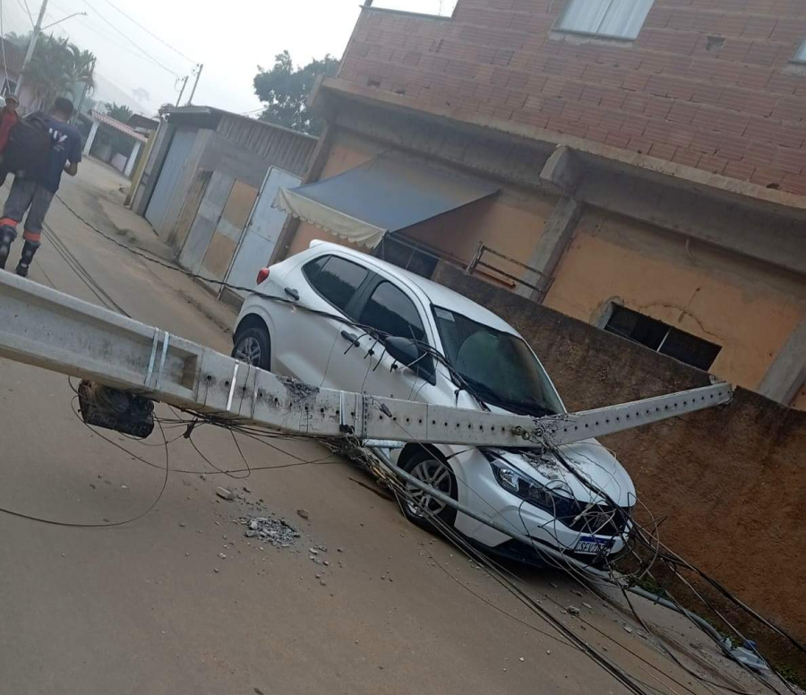 Caminhão derruba poste e estrutura atinge carro estacionado em Manhuaçu