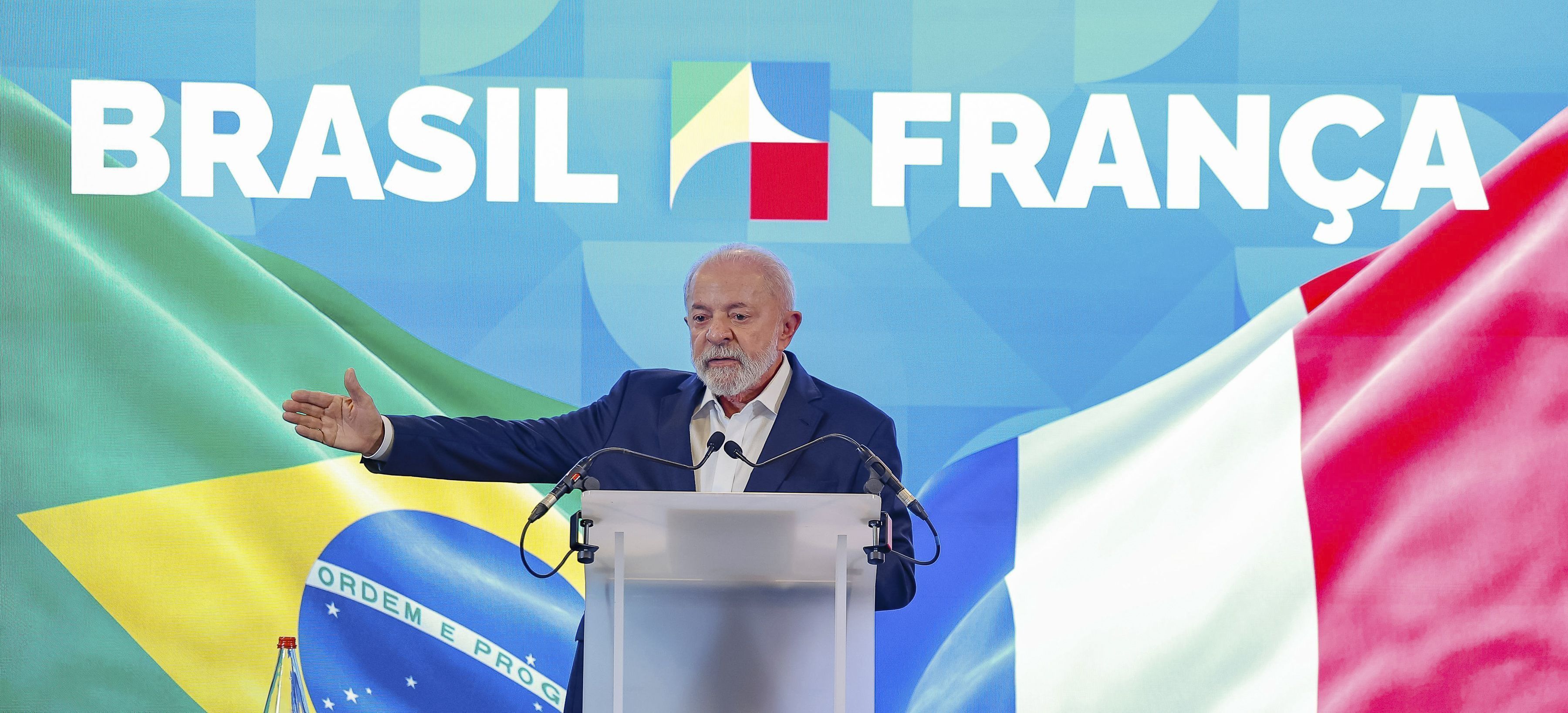 Na França, Lula defende viagens ao exterior e diz que desconhece gastos