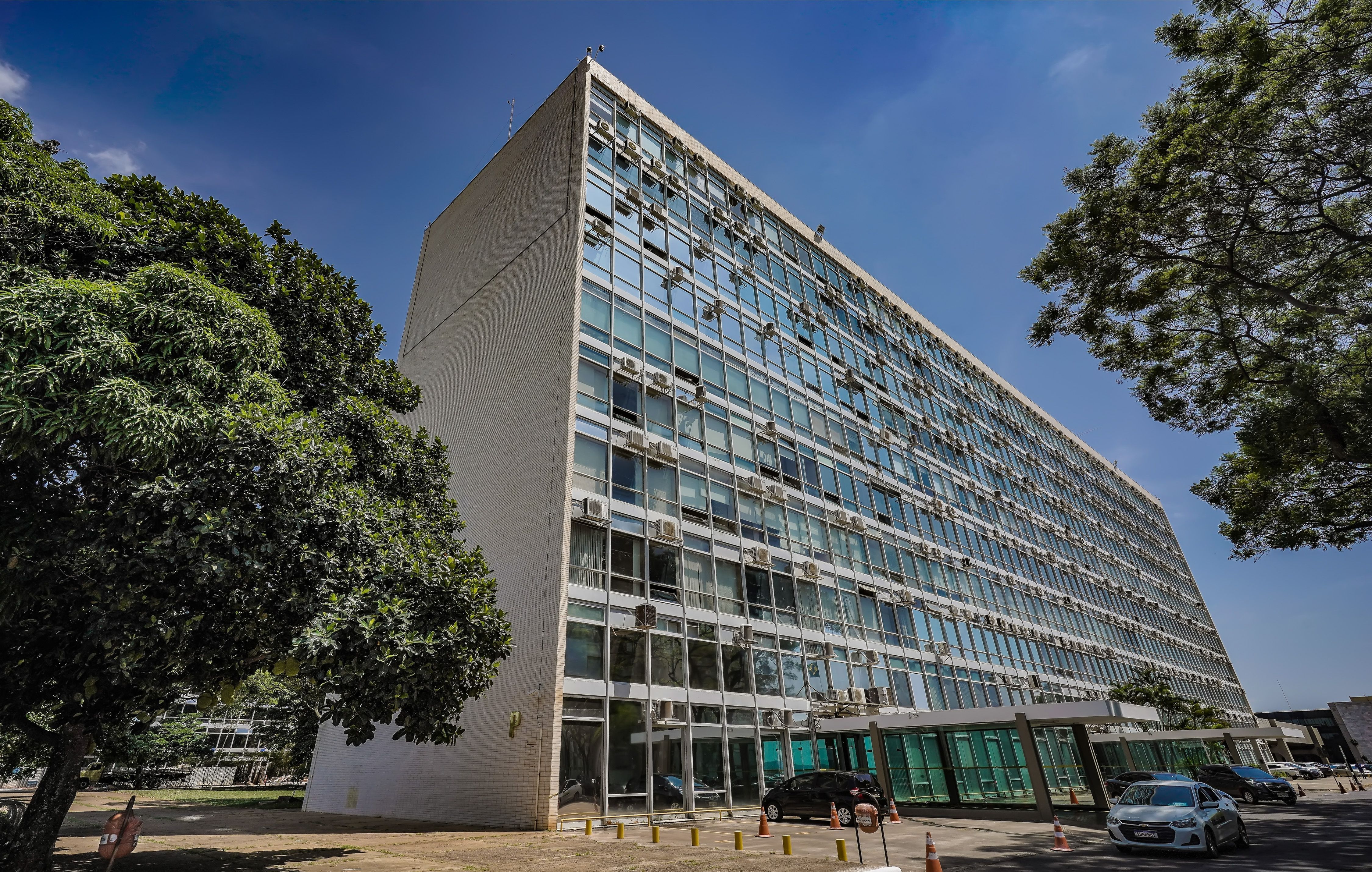Fundeb, revisão do BPC: o que está na mesa da Fazenda para substituir IOF