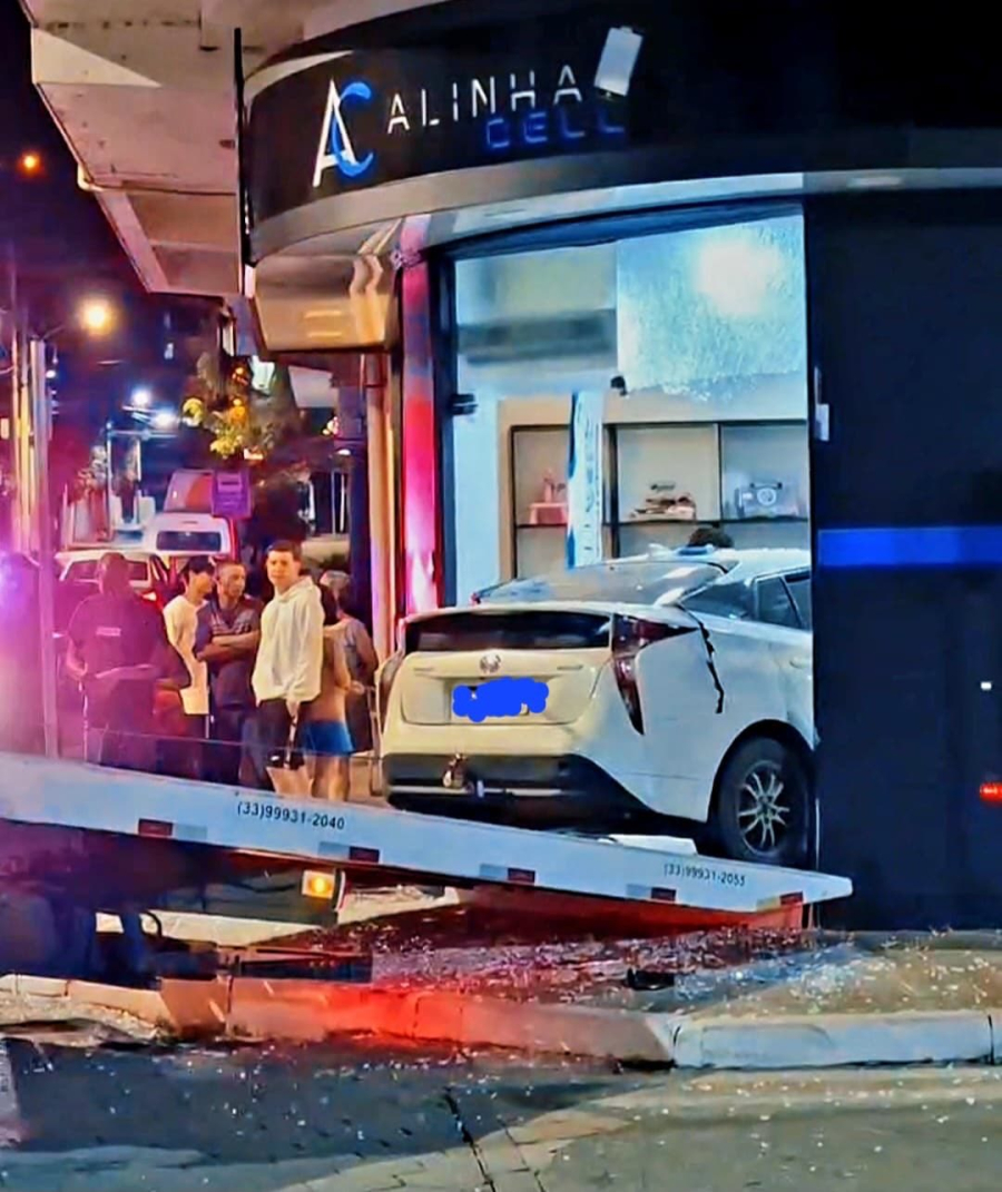 Motorista desvia de carro e invade loja de celulares no Centro de Resplendor