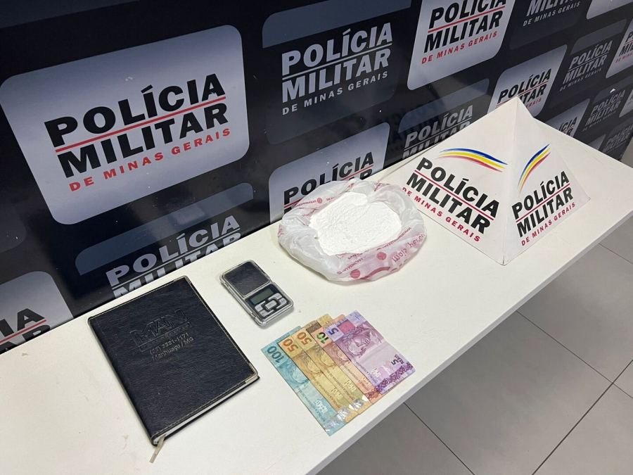 Polícia Militar prende foragido da Justiça e apreende drogas no bairro São Jorge, em Manhuaçu