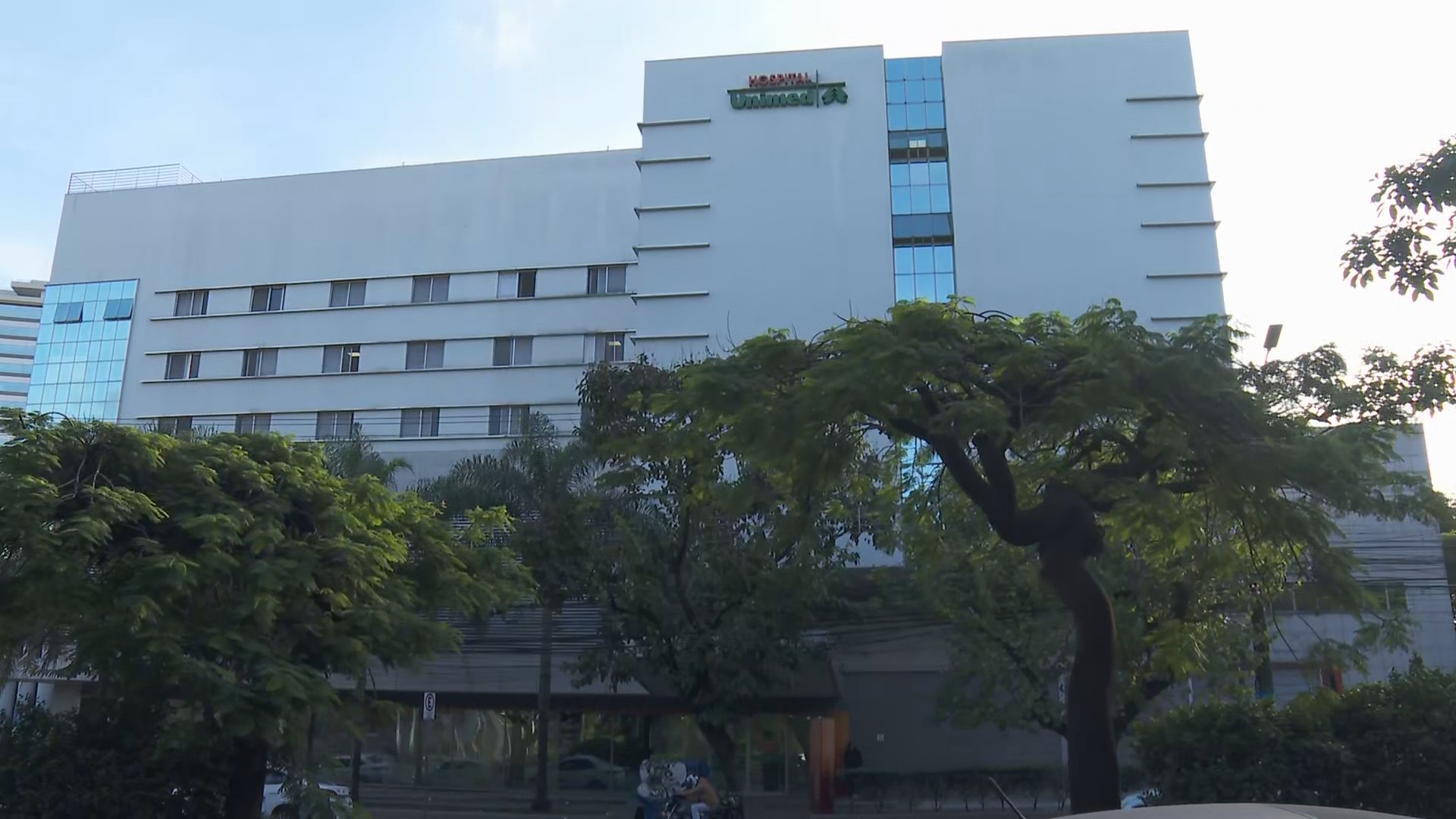 Idosa é deixada em hospital pela família após alta e polícia apura abandono de incapaz